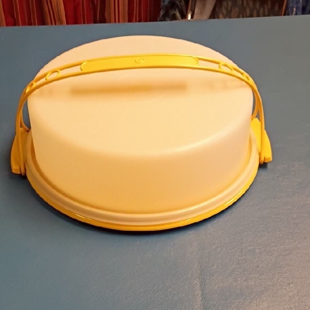 Tupperware Yellow Cake Holder